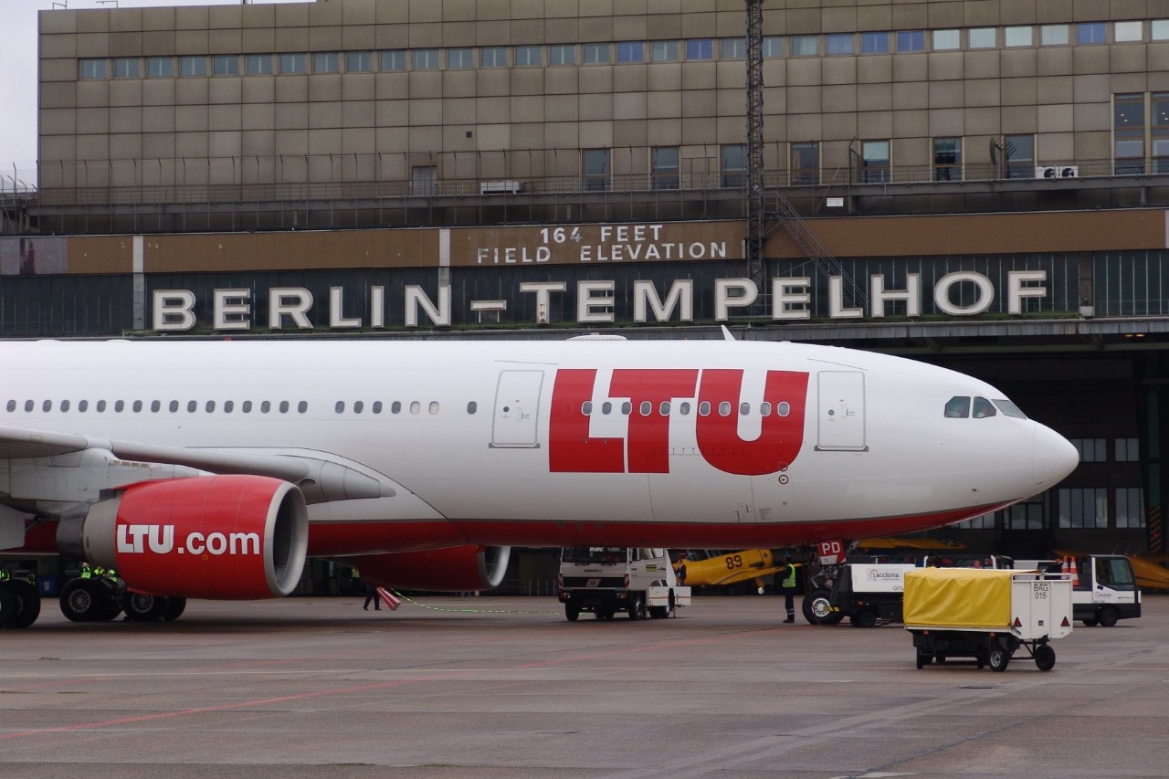 Flugzeug der lTU vor dem Terminal.