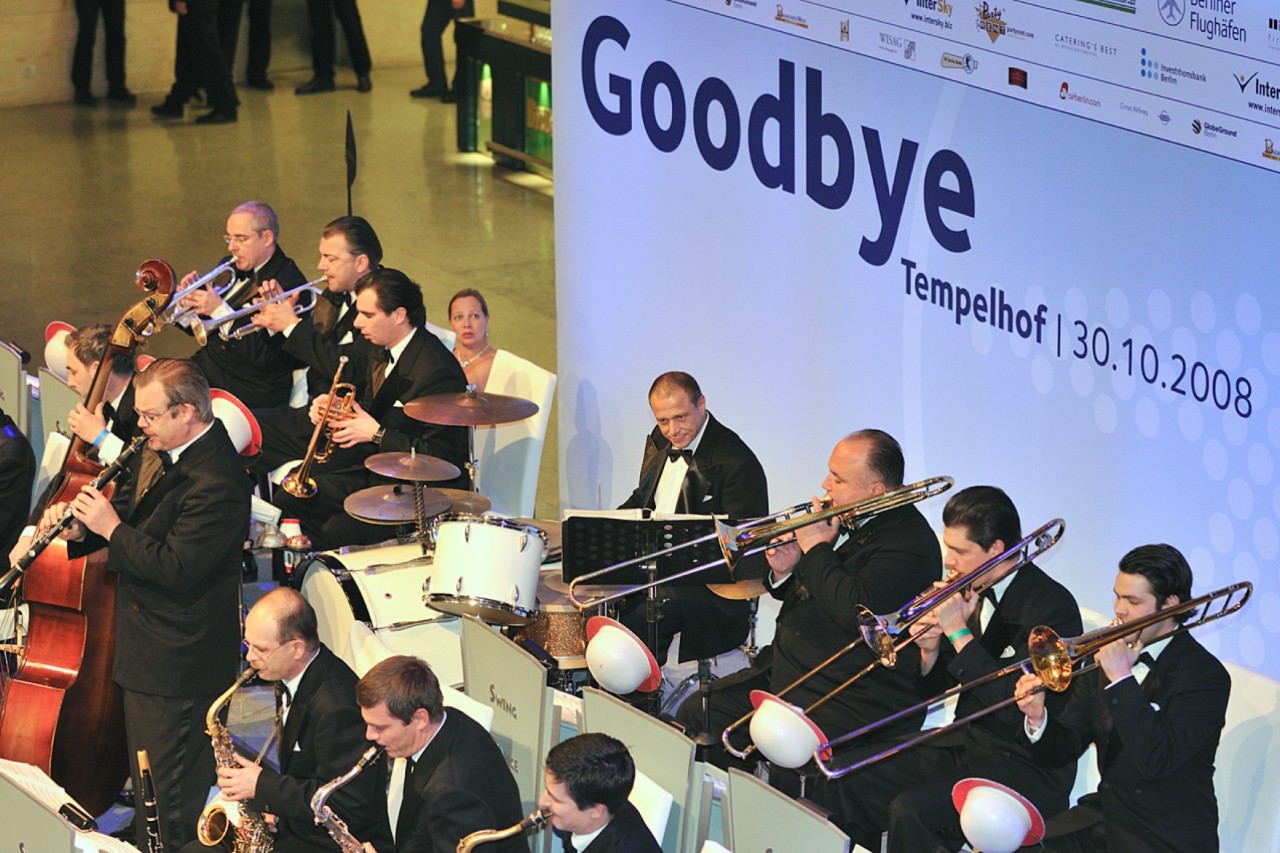 Band auf einer Bühne anlässlich der Schließung des Flughafens THF am 30.10.2008