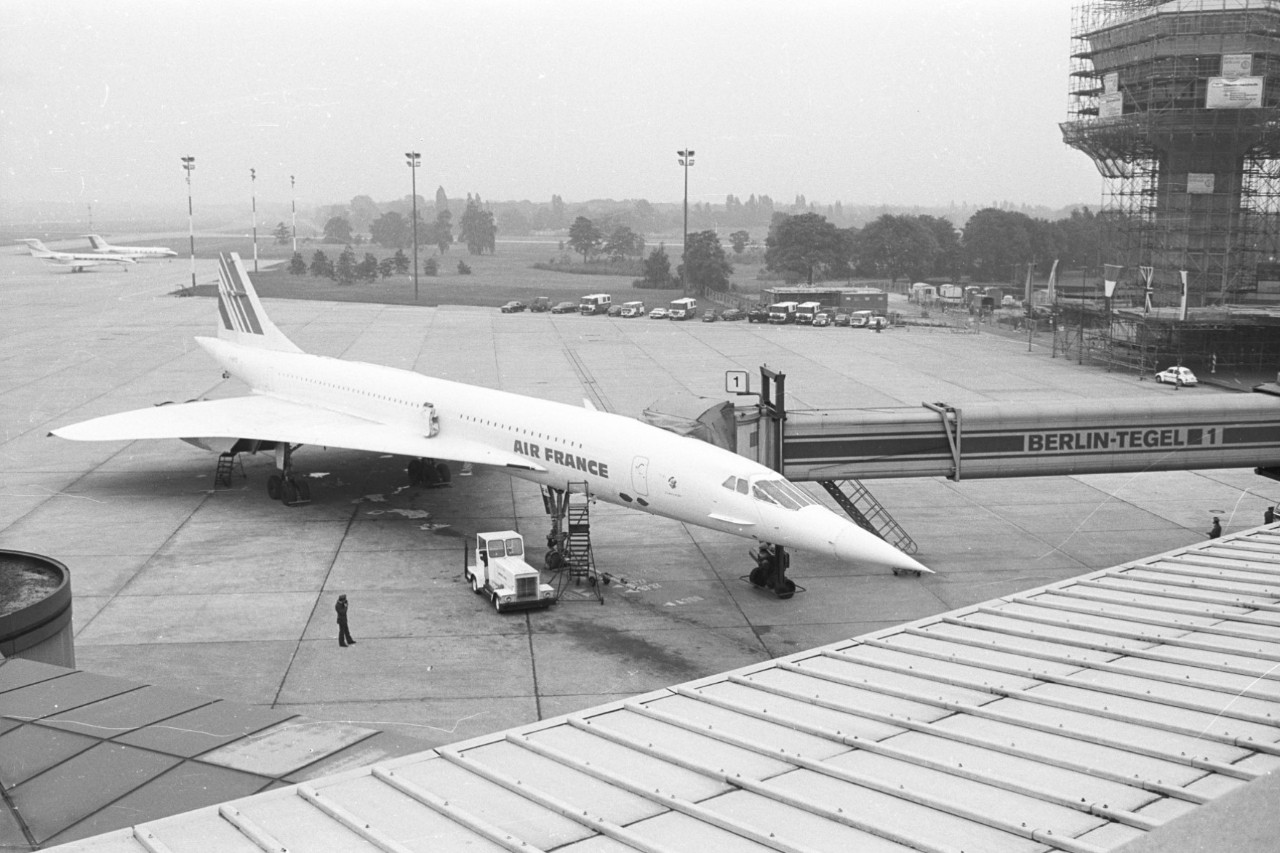 Eine Concorde der Air France auf dem Vorfeld. Im Hintergrund der im Bau befindliche Tower.