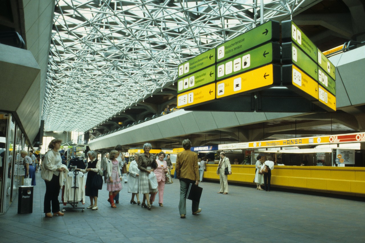 Blick in die Check-in-Halle des Flughafens Tegel in den 70er-Jahren