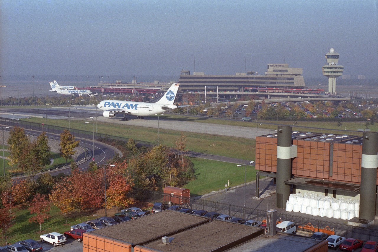 Historisches Bild von einer erhöthen Position auf den Rollweg und das Terminal im Hintergrund. Zu sehen sind 2 Flugzeuge der Pan Am.
