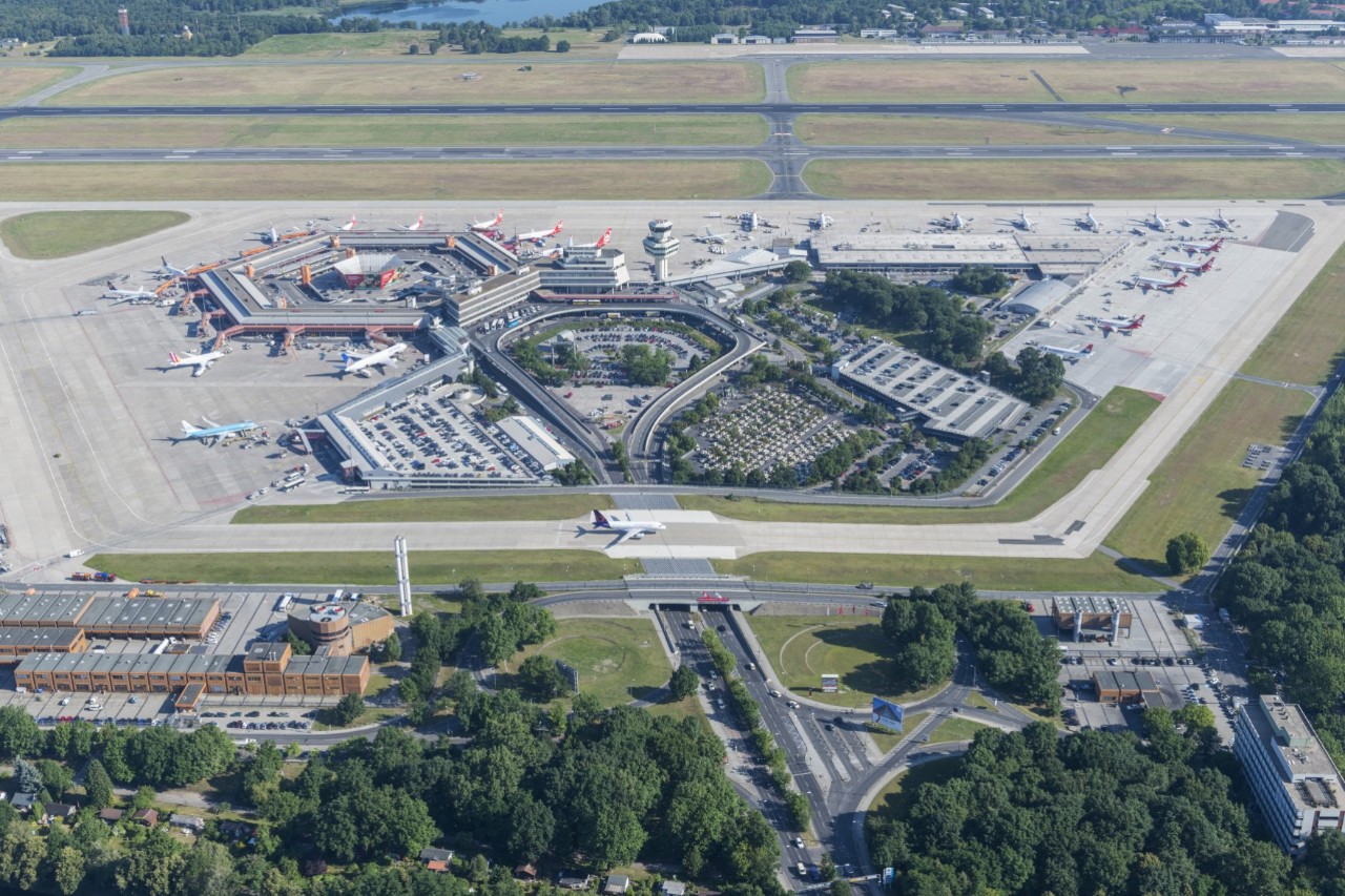 Luftbild. Blick auf die Terminalanlagen. Umgeben vom Vorfeld.