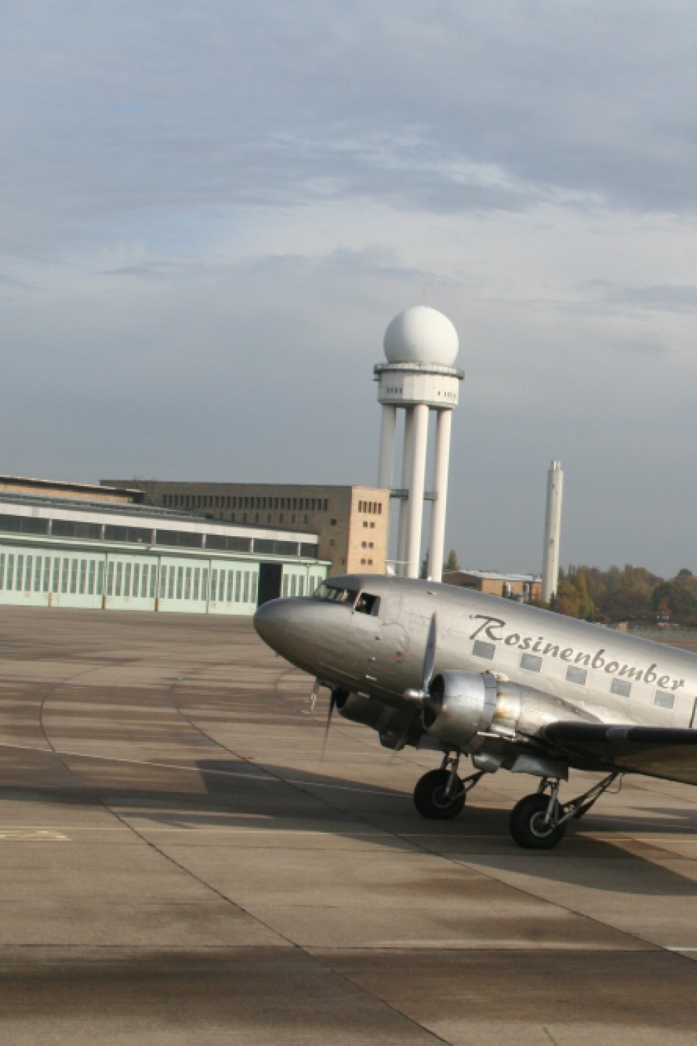 Rosinenbomber auf dem Vorfeld THF. Dahinter die Hangar und der Wasserturm.