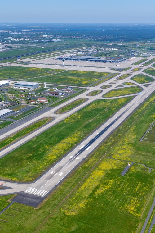 Luftaufnahme vom Flughafen BER mit Start- und Landebahn