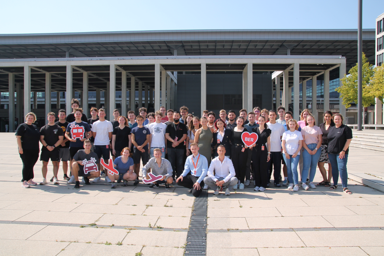 Gruppenfoto mit jungen Menschen auf einem großen Platz
