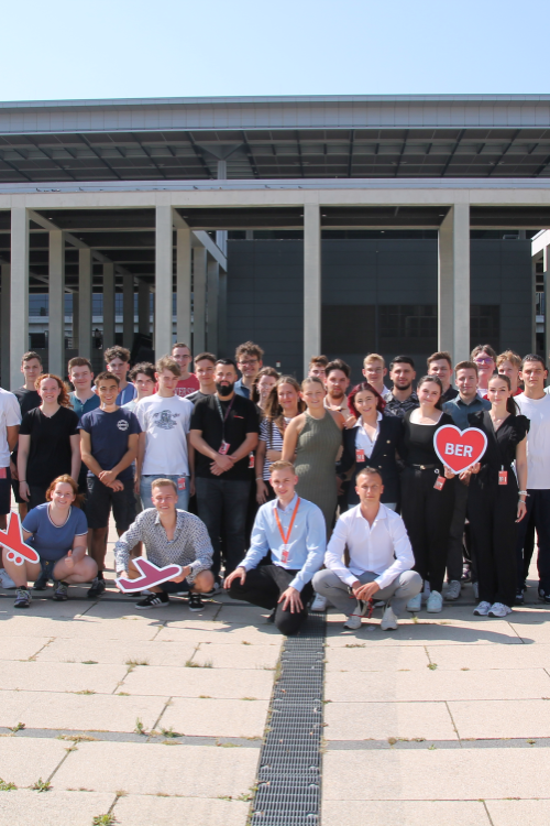 Gruppenbild mit jungen Menschen auf einem großen Platz