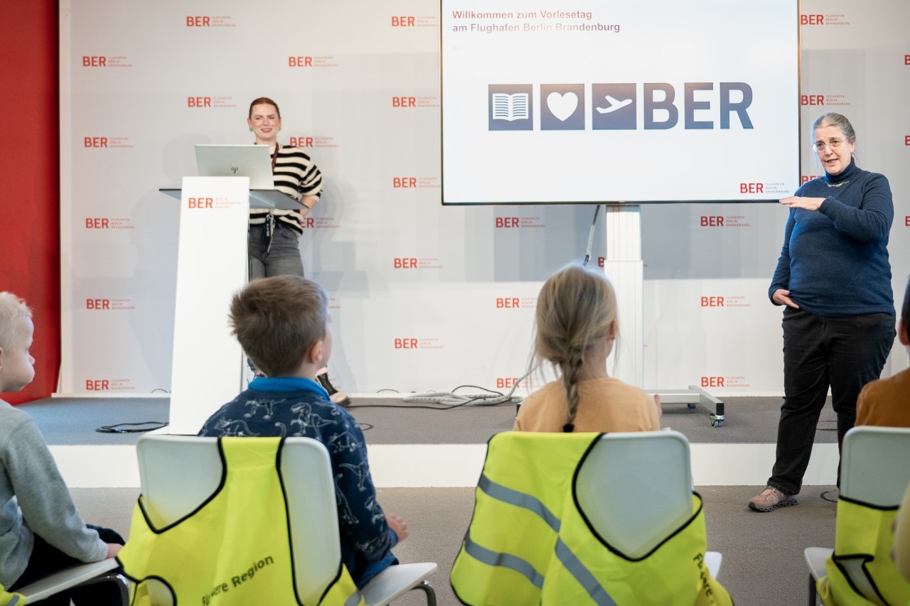 Barbara Winter vom Eichwalder Verein Kind & Kegel e.V. liest den Kindern eine Geschichte vor. © FBB