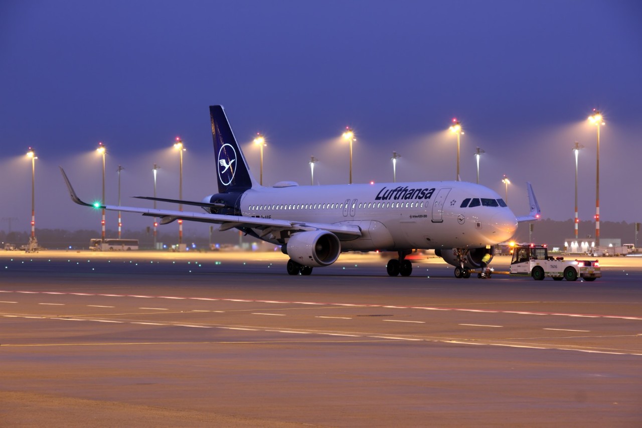 Flugzeug der Fluggesellschaft Lufthansa am BER