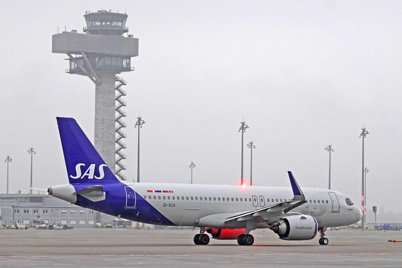 Flugzeug der Fluggesellschaft SAS am BER
