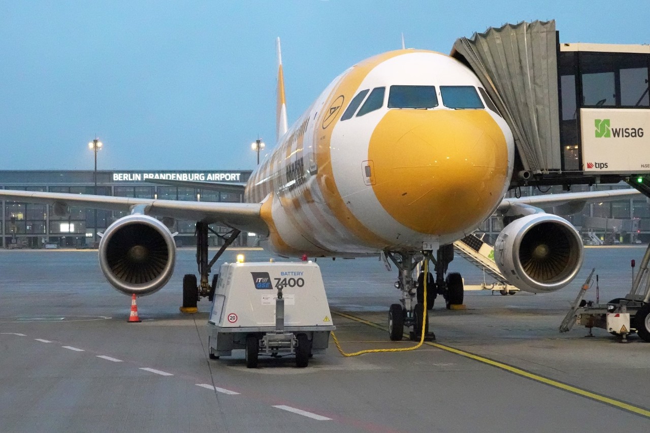 Flugzeug der Fluggesellschaft Condor auf dem Vorfeld