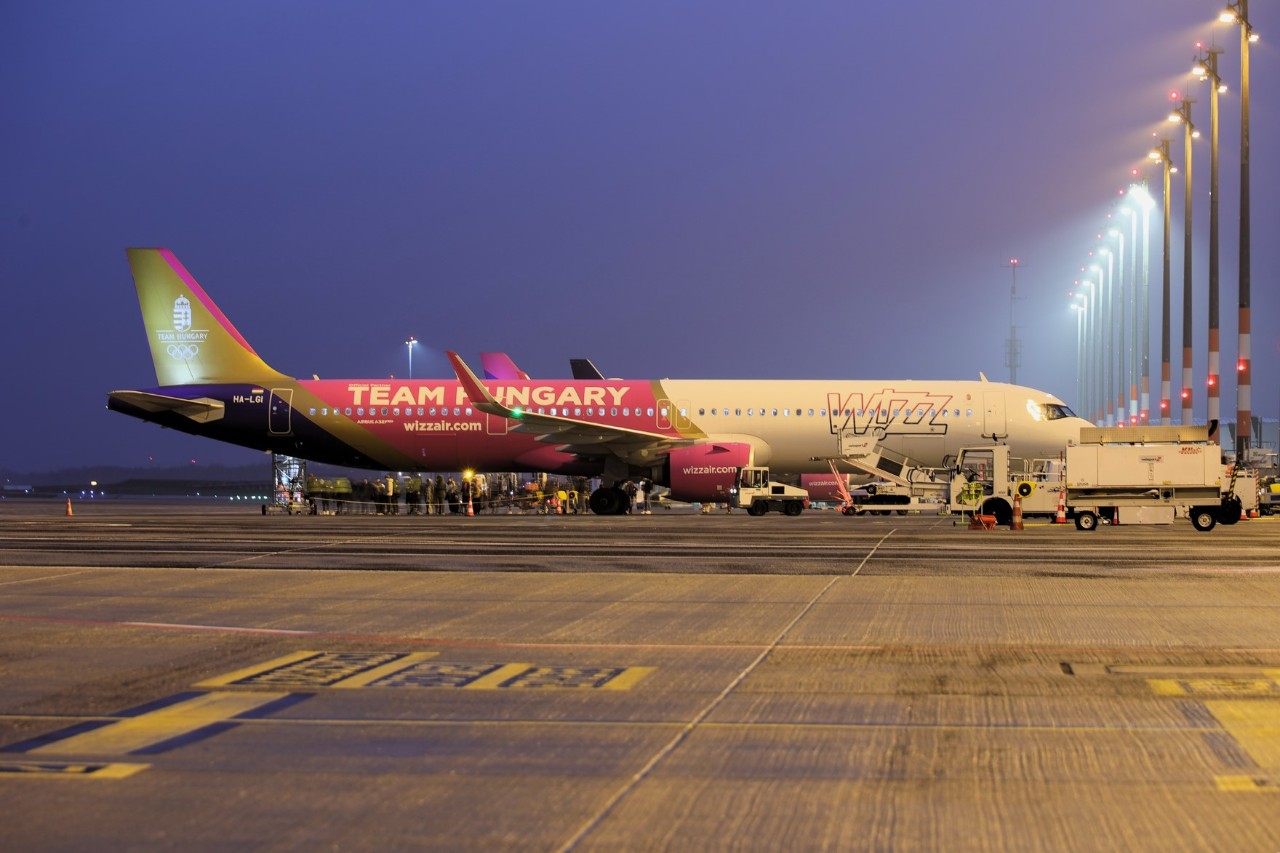 Flugzeug der Fluggesellschaft Wizzair am BER