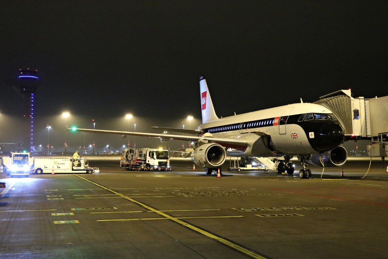 Flugzeug der Fluggesellschaft BEA am BER