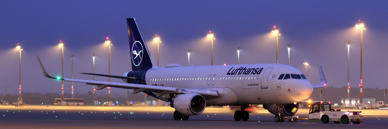 Flugzeug der Fluggesellschaft Lufthansa auf dem Vorfeld