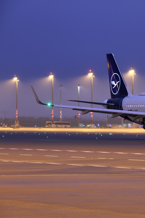 Flugzeug der Fluggesellschaft Lufthansa auf dem Vorfeld