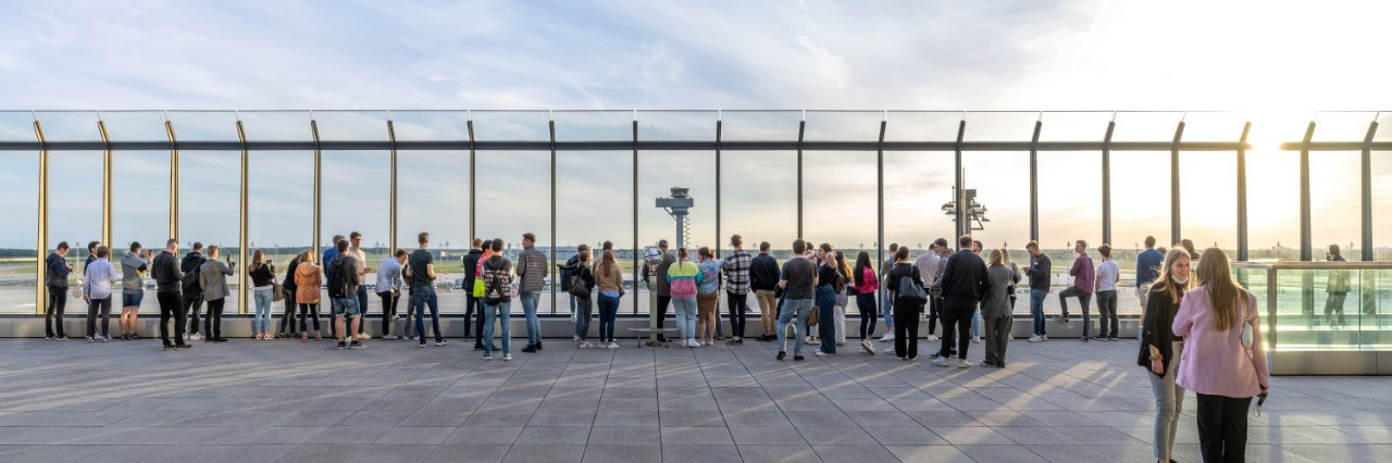 Menschen auf der Besucherterrasse