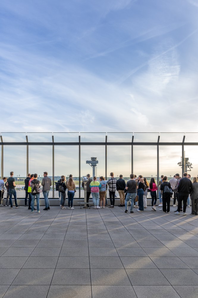 Menschen auf der Besucherterrasse