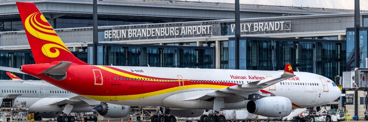 Ein Flugzeug der Fluggesellschaft Hainan vor dem Terminal des BER