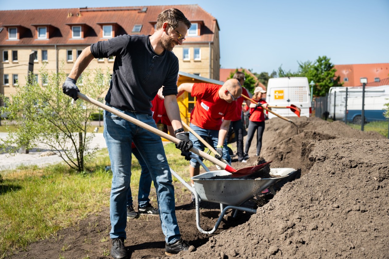 Mehrere Personen schaufeln Erde.