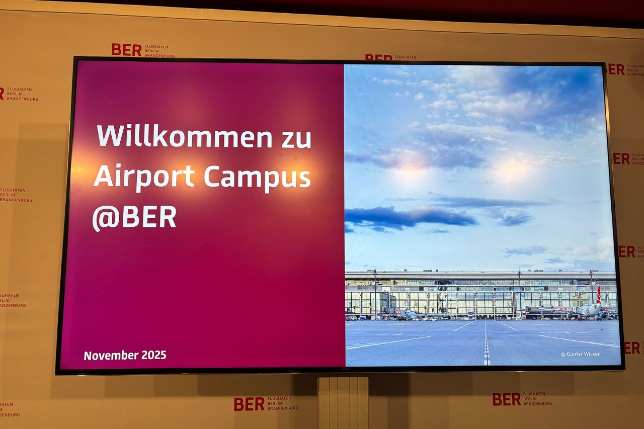 Ein Monitor begrüßt die Studierenden mit der Schrift " Willkommen zu Airport Campus @BER"