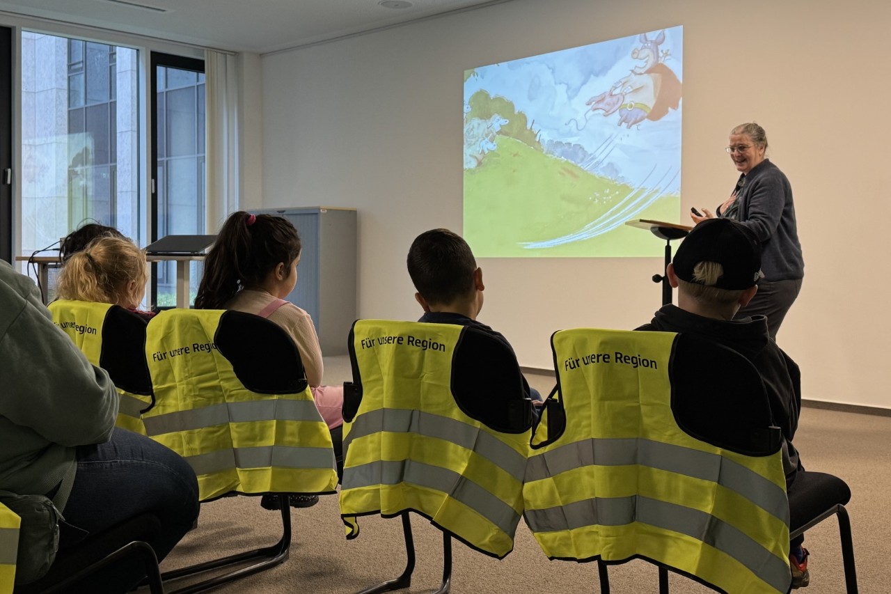 Eine Gruppe von Kindern sitzt in einem Veranstaltungsraum