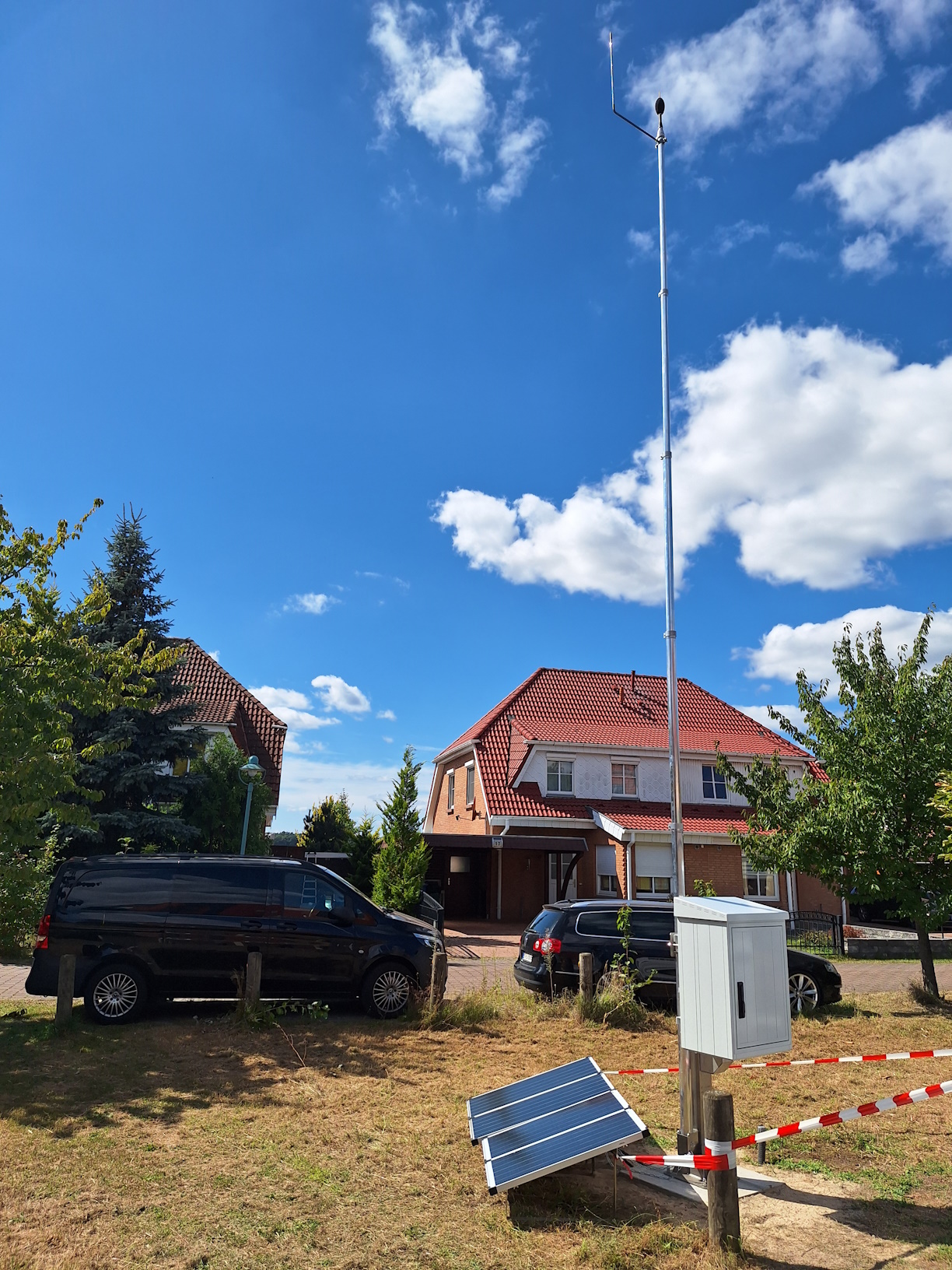 Lärmmessstelle neben einem Haus.
