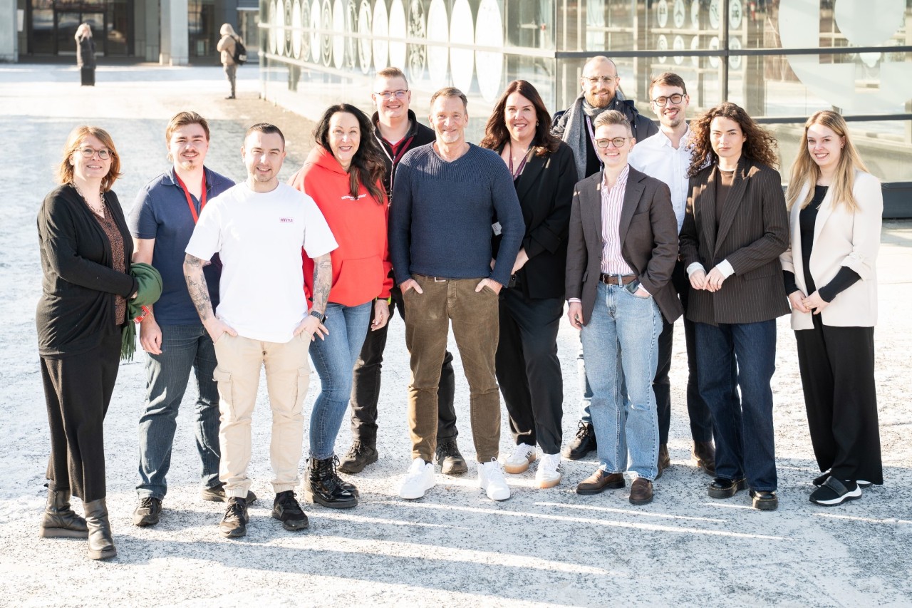 Eine Gruppe Menschen posiert für ein Foto