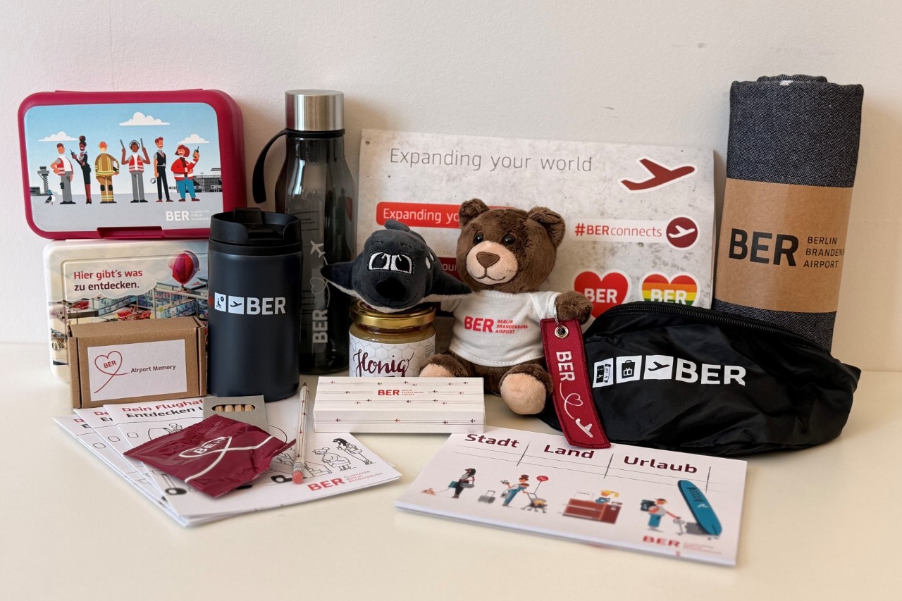Verschiedene Merchandise Artikel des Flughafen BER