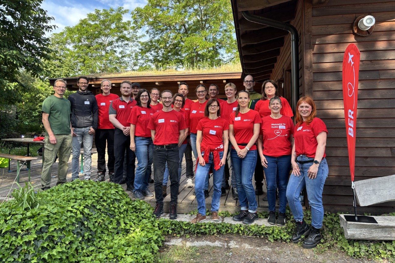 Eine Gruppe Menschen in roten T-Shirts