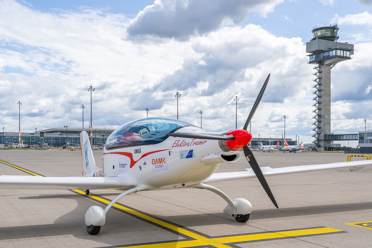 E-Flugzeug am BER mit Tower im Hintergund