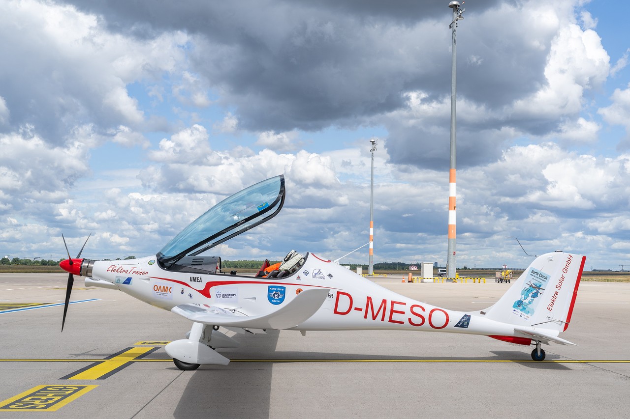 E-Flugzeug auf dem Vorfeld