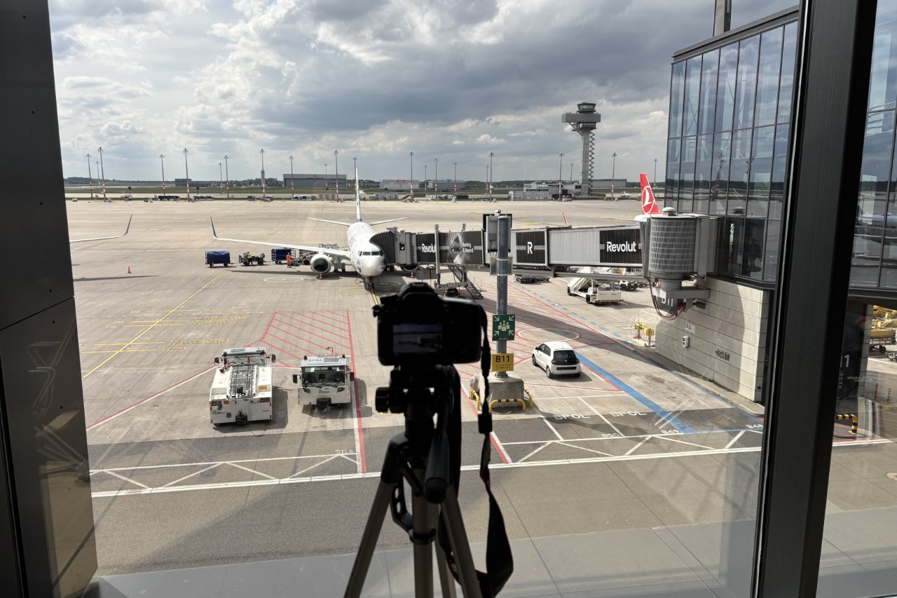 Eine Kamera in einem Flughafengebäude