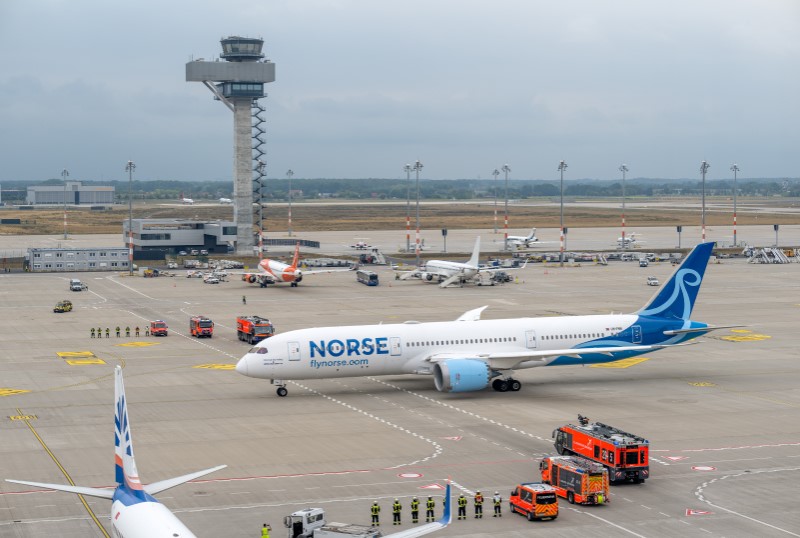 Norse Atlantic Airways Maschine auf Vorfeld mit Feuerwehr 