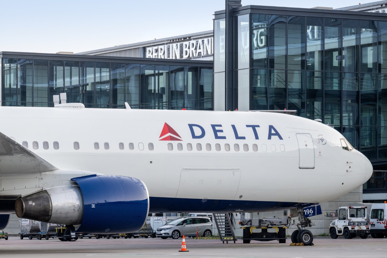 Delta Airlines Flugzeug vor der Fluggastbrücke