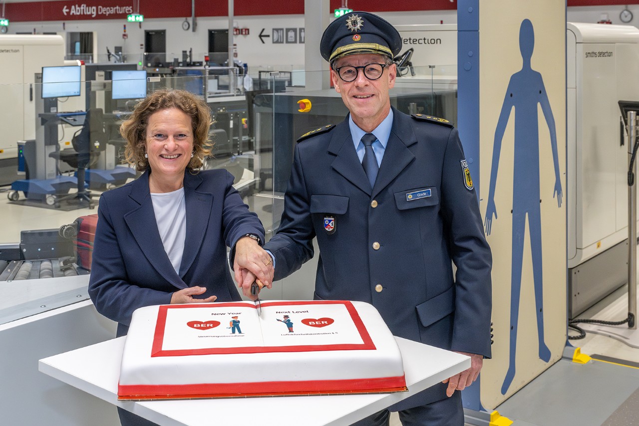 Zwei Personen schneiden eine Torte an