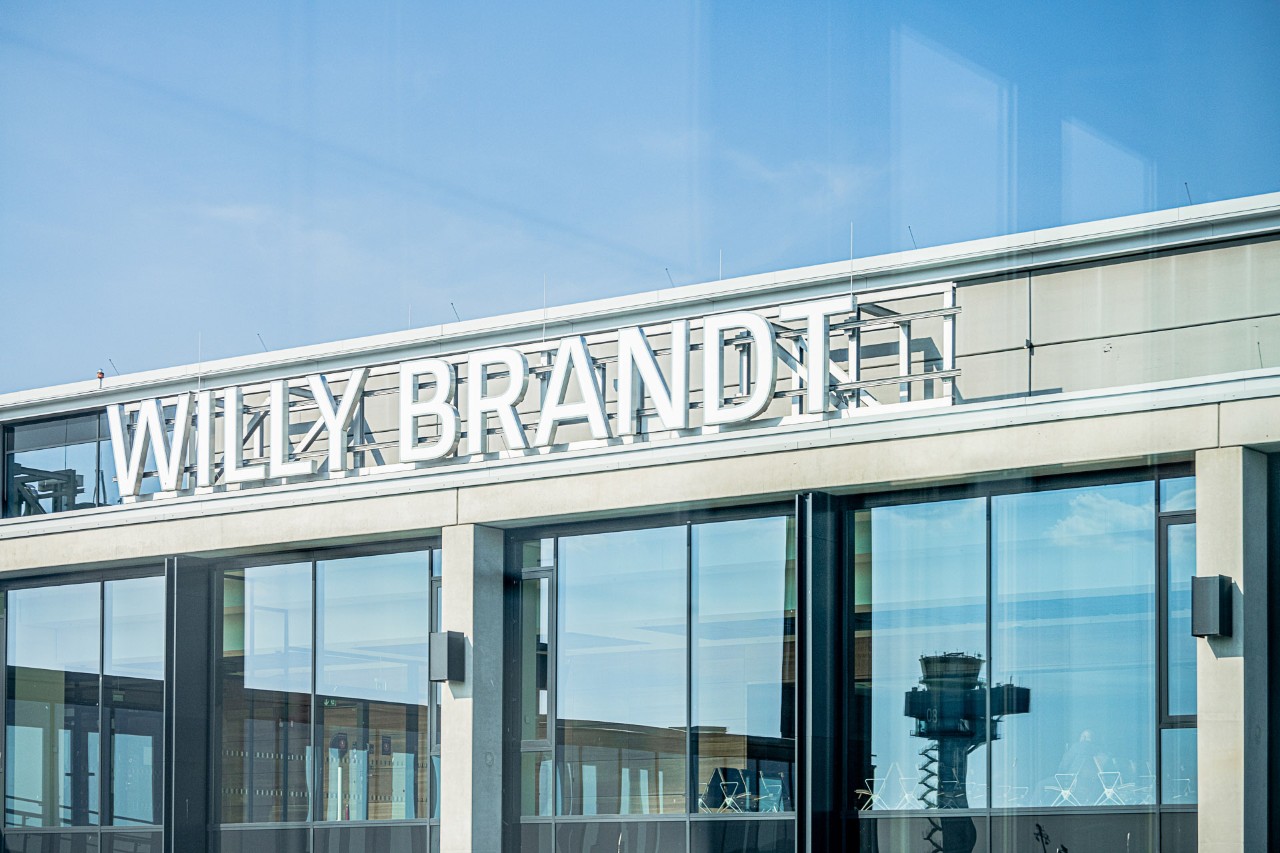 Terminal 1, Blick auf die luftseitige Fassade. Im Bild der Schriftzug "Willy Brandt".
