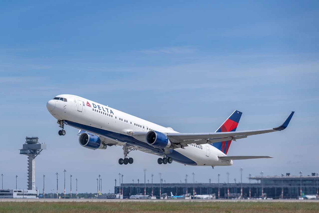 Ein Flugzeug der Airline Delta Air Lines hebt ab. Im Hintergrund ist der Tower zu sehen.