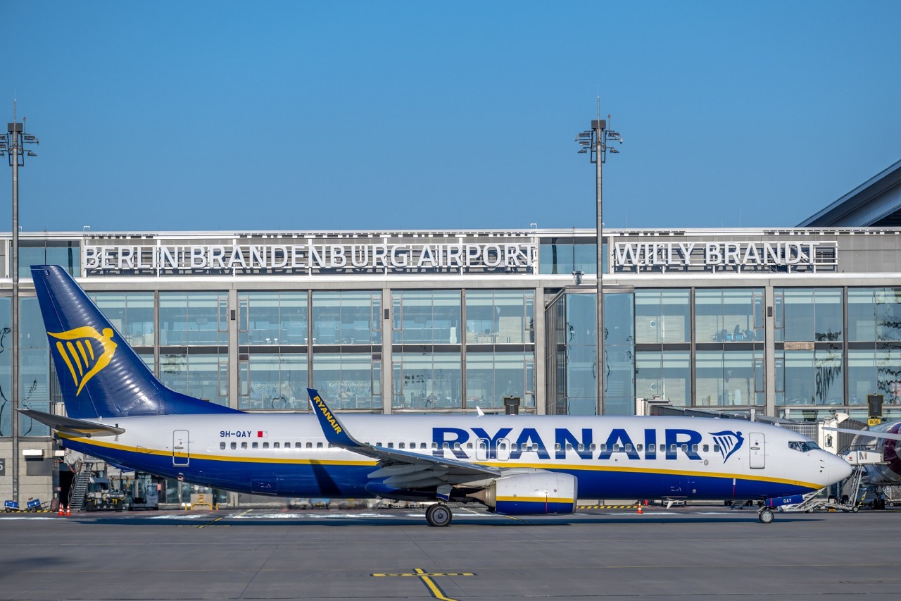 Ryanair Flugzeug vor dem Terminal 1 