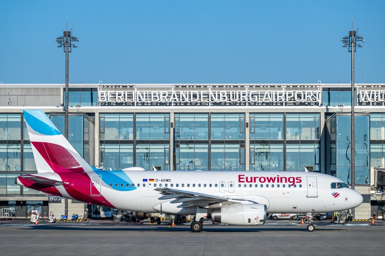 Maschine der Eurowings vor dem Terminal 1 am BER