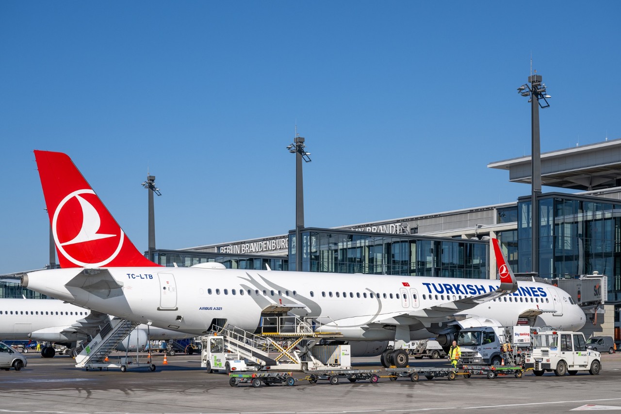 Maschine der Turkish Airlines vor dem Terminal 1 am BER
