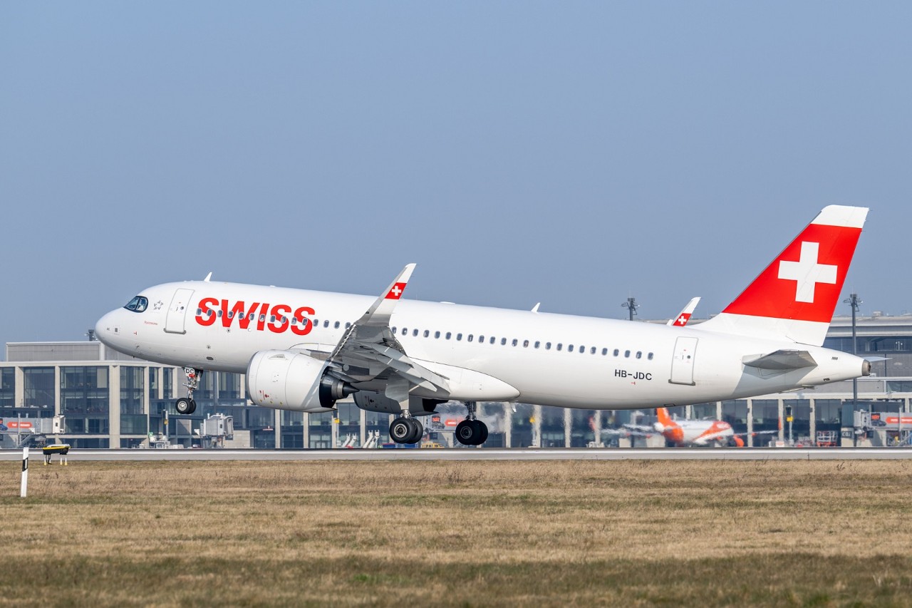 Maschine der Swiss Airlines vor dem Terminal 1 am BER