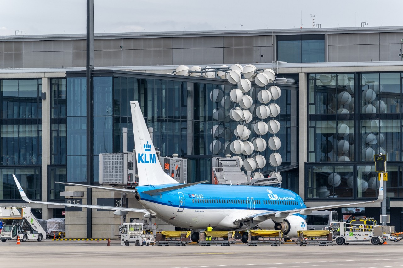 Maschine der KLM vor dem Terminal 1 am BER