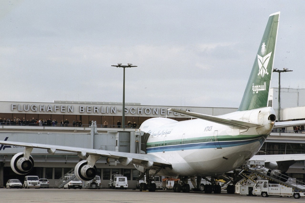 Schönefeld 1997: Eine Boeing 747 der Saudia an einer der drei 1995 gebauten Fluggastbrücken. Bildquelle: Archiv FBB