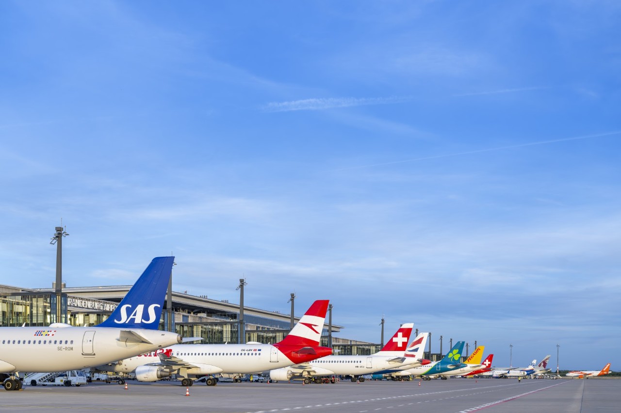 Viele Flugzeuge an einem Flughafenterminal.