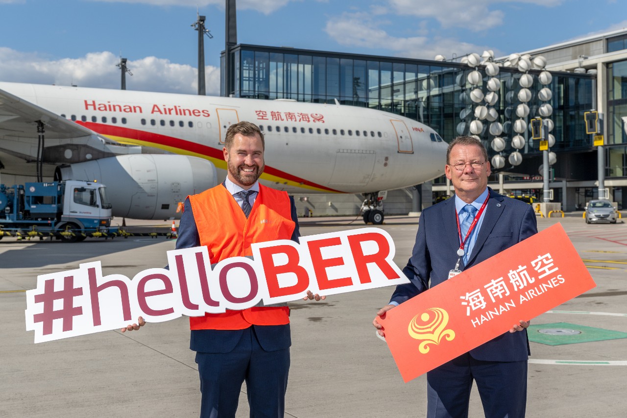Thomas Hoff Andersson (COO, FBB) begrüßte Stefan Pampel (Sales Manager, Hainan Airlines Berlin Office) zum Erstflug.