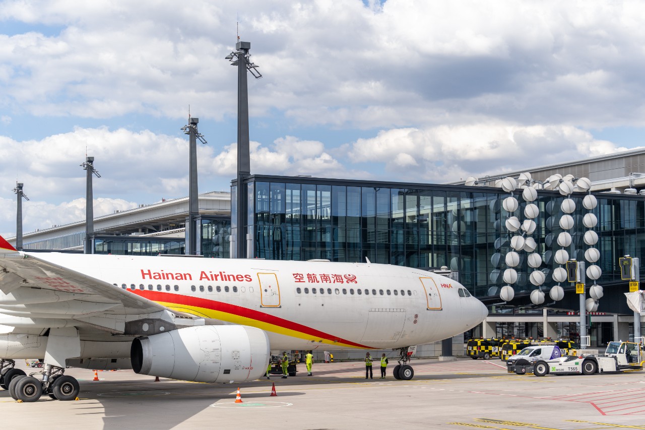 Der Airbus A 330 der Hainan Airlines steht auf seiner Abfertigungsposition am Terminal 1 des BER.