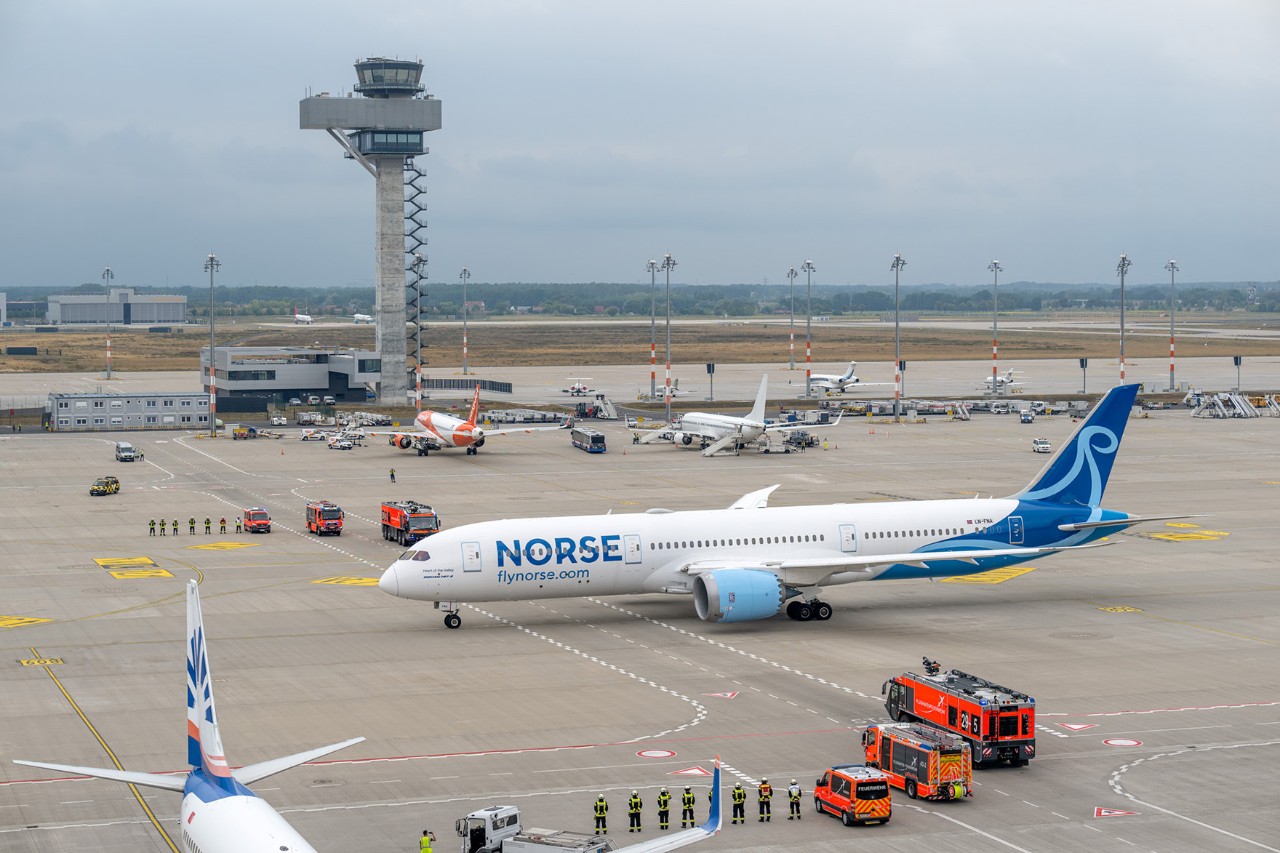 Feierlich wurde die Boeing 787-9 Dreamliner von Norse Atlantic Airways von der Flughafenfeuerwehr begleitet. 