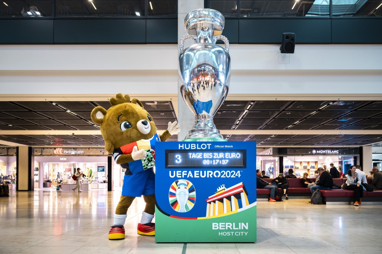 Das Maskottchen der UEFA EURO 2024, Albärt, am BER.