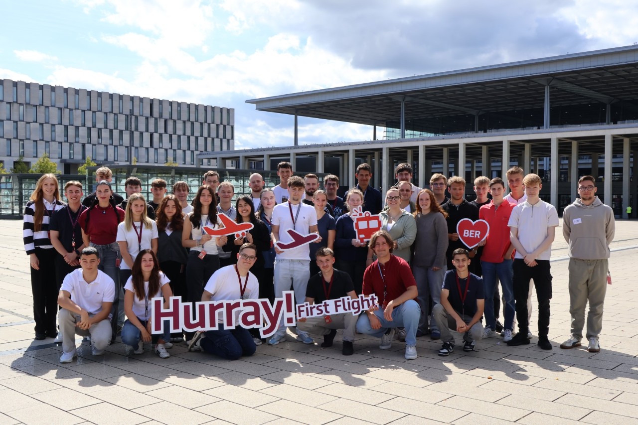Gruppenfoto mit jungen Menschen auf einem großen Platz
