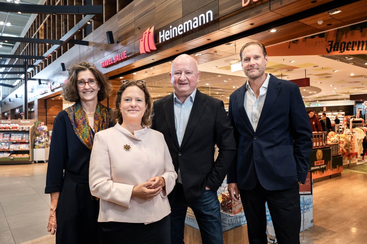 Vier Menschen im Heinemann Shop.