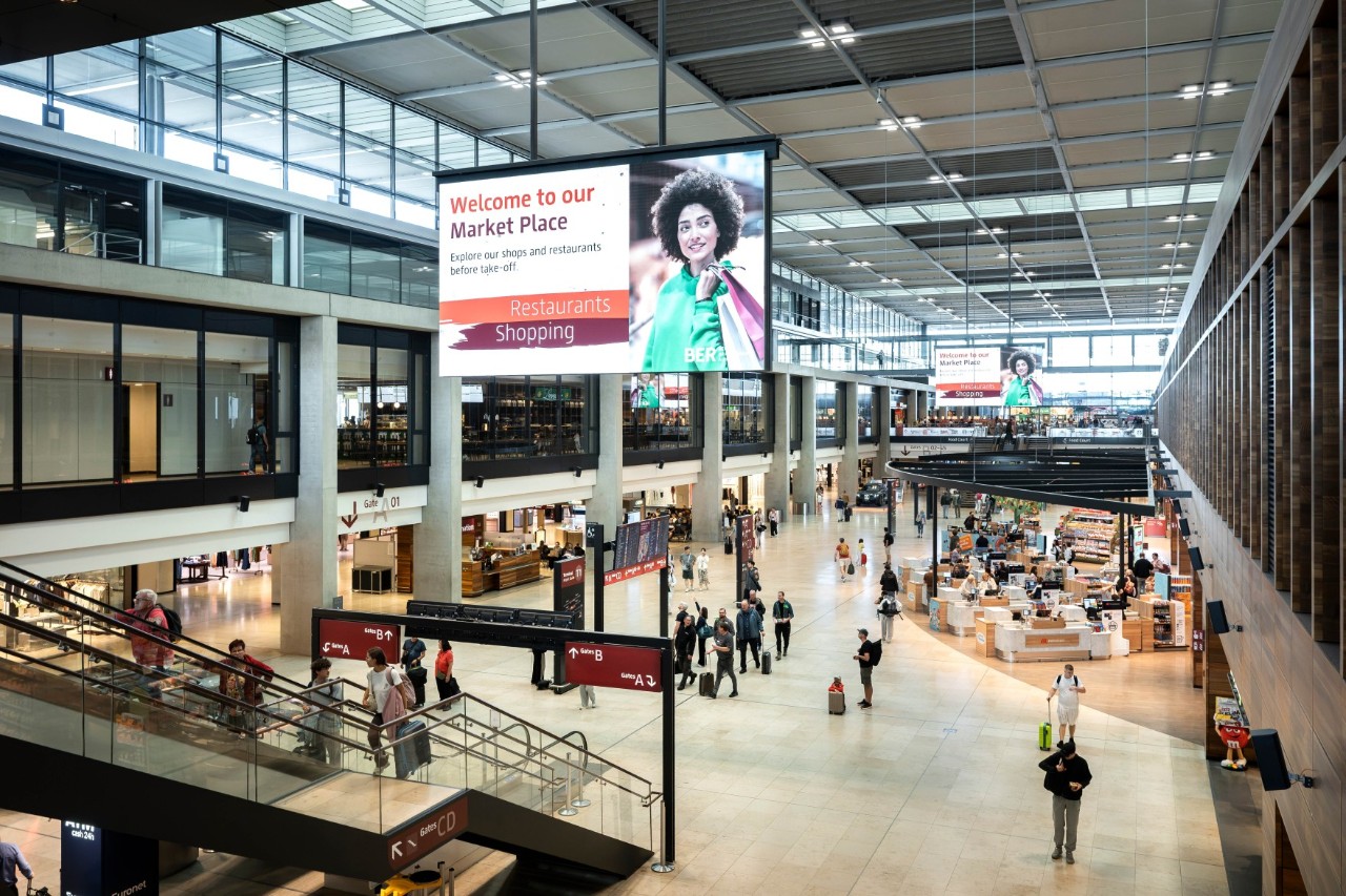 Marktplatz im Terminal 1, fotografiert von der Ebene darüber.